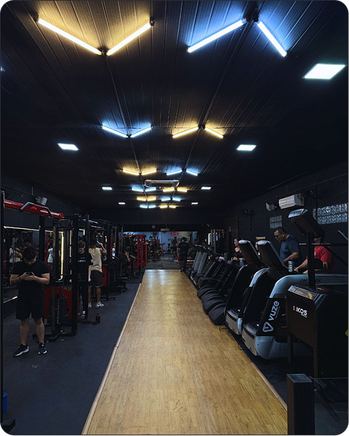 Interior da Estação Fitness com aparelhos de musculação